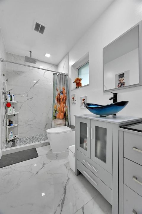 BATHROOM 2