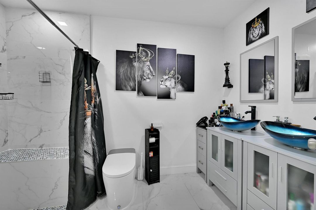 OWNERS SUITE BATH