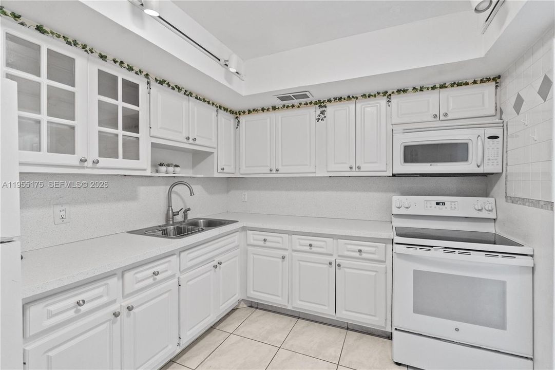Active With Contract: $180,000 (1 beds, 2 baths, 861 Square Feet)