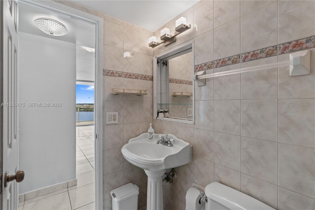 Active With Contract: $180,000 (1 beds, 2 baths, 861 Square Feet)