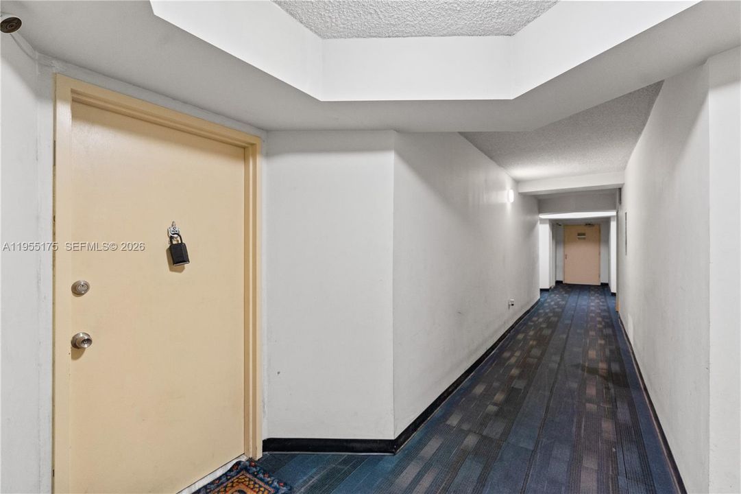Active With Contract: $180,000 (1 beds, 2 baths, 861 Square Feet)