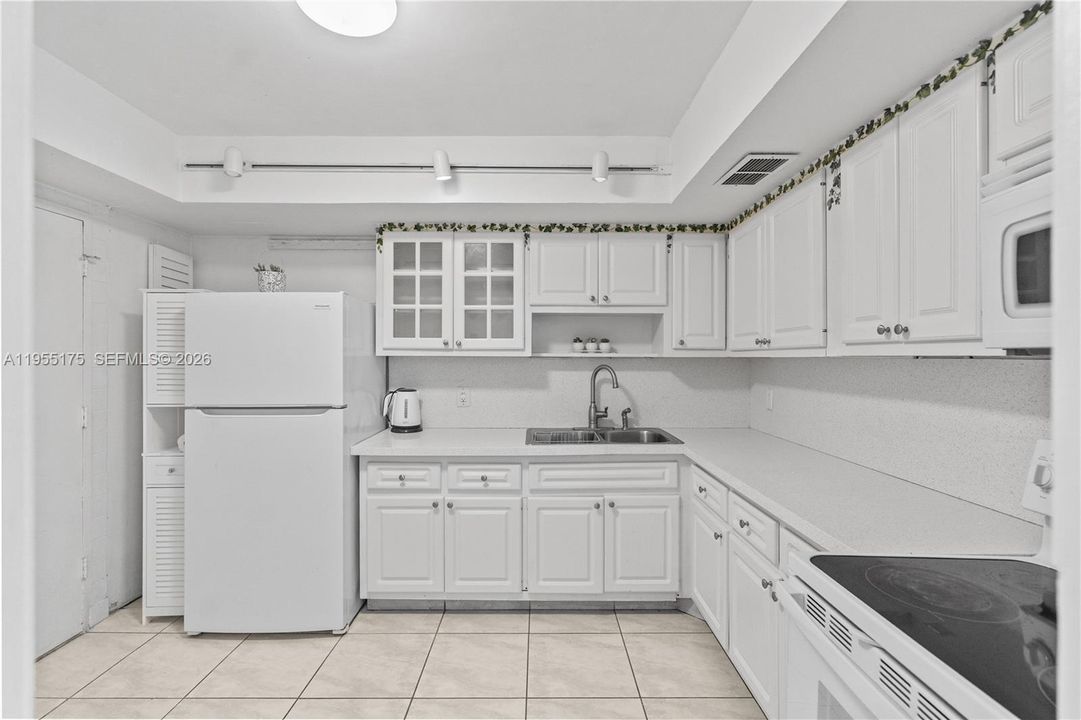 Active With Contract: $180,000 (1 beds, 2 baths, 861 Square Feet)