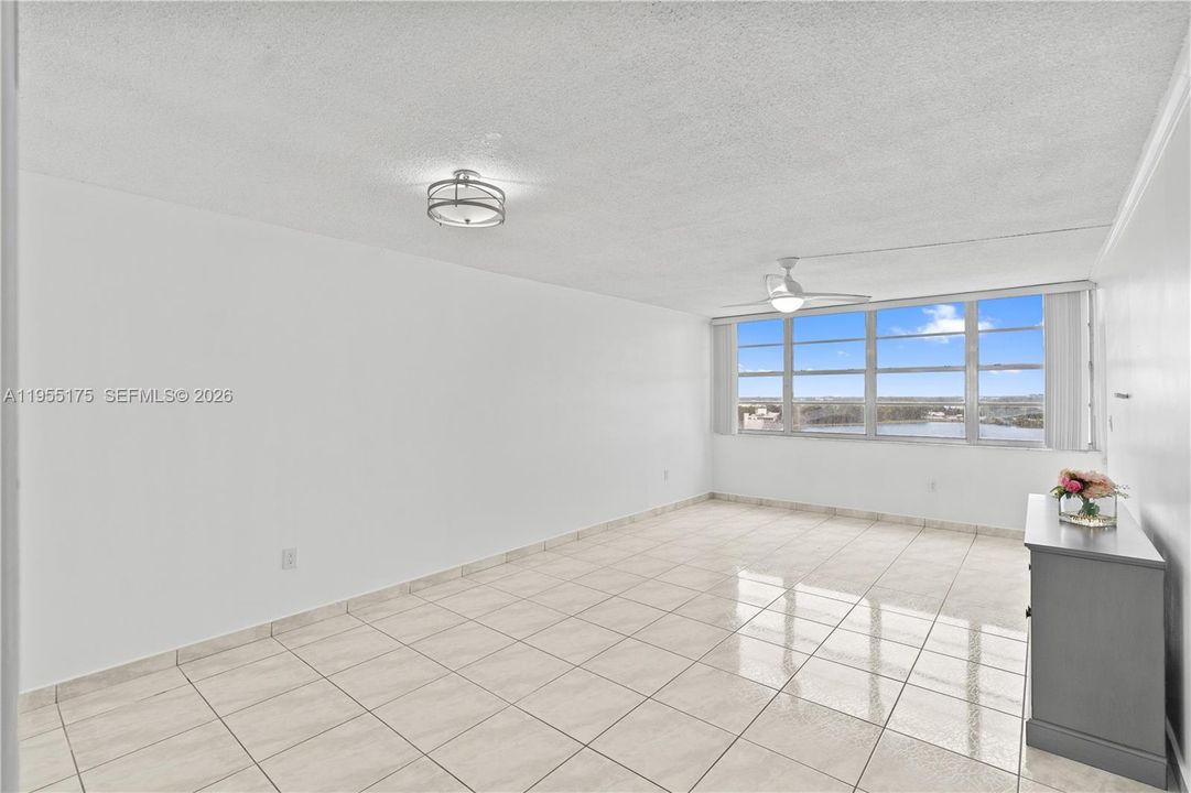 Active With Contract: $180,000 (1 beds, 2 baths, 861 Square Feet)