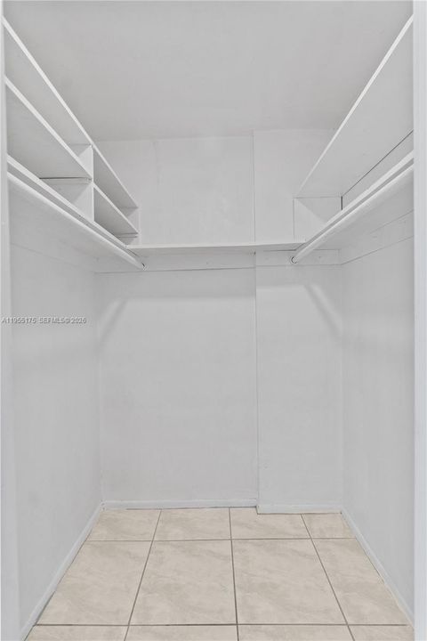 Active With Contract: $180,000 (1 beds, 2 baths, 861 Square Feet)