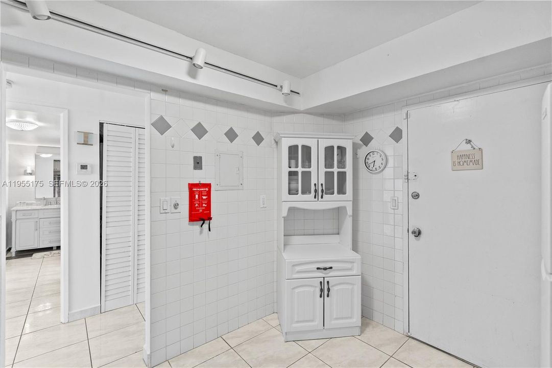 Active With Contract: $180,000 (1 beds, 2 baths, 861 Square Feet)