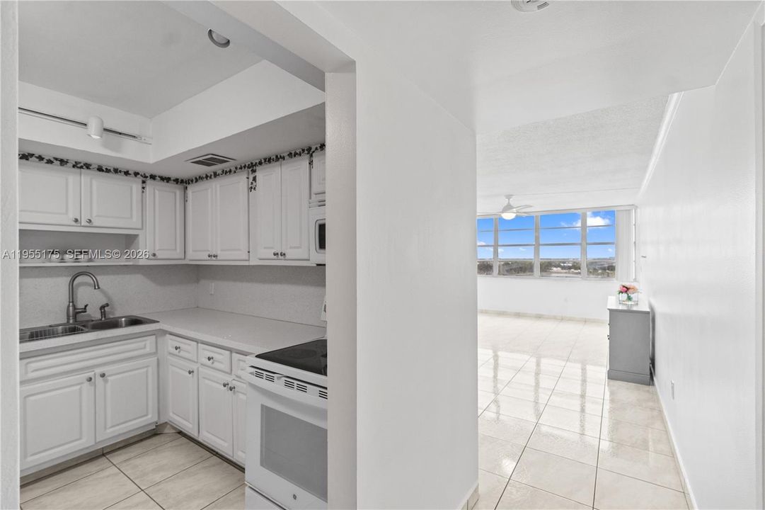Active With Contract: $180,000 (1 beds, 2 baths, 861 Square Feet)