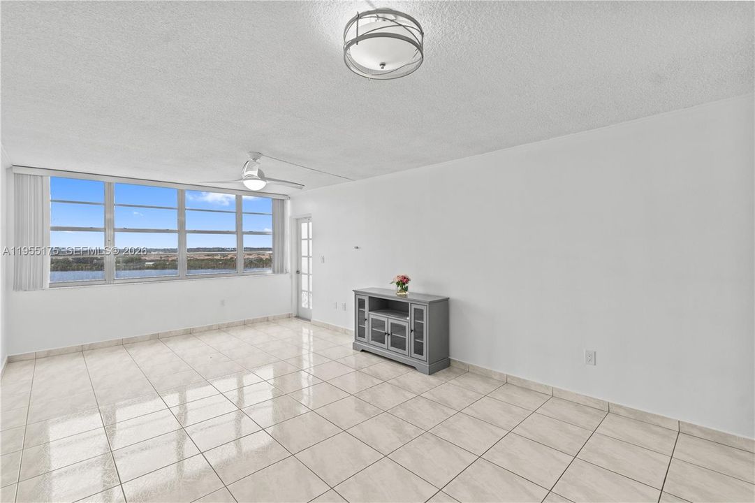 Active With Contract: $180,000 (1 beds, 2 baths, 861 Square Feet)
