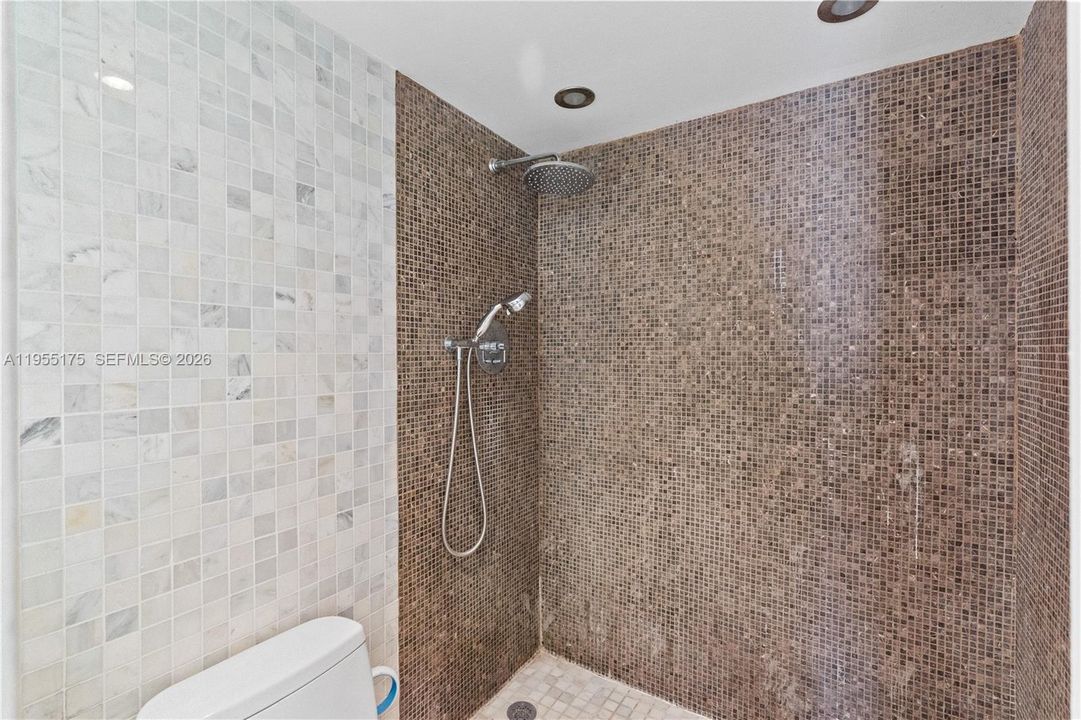 Active With Contract: $180,000 (1 beds, 2 baths, 861 Square Feet)