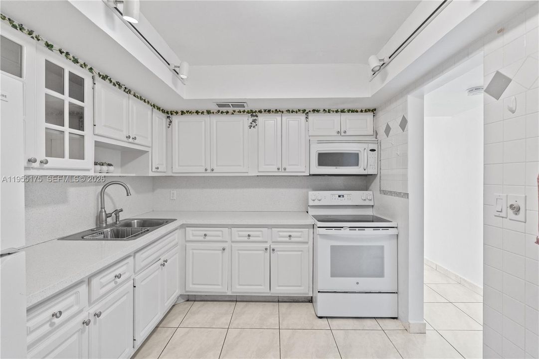 Active With Contract: $180,000 (1 beds, 2 baths, 861 Square Feet)