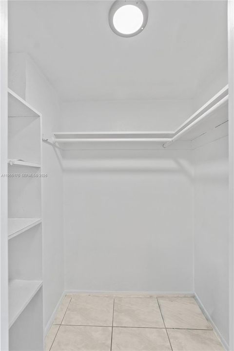 Active With Contract: $180,000 (1 beds, 2 baths, 861 Square Feet)