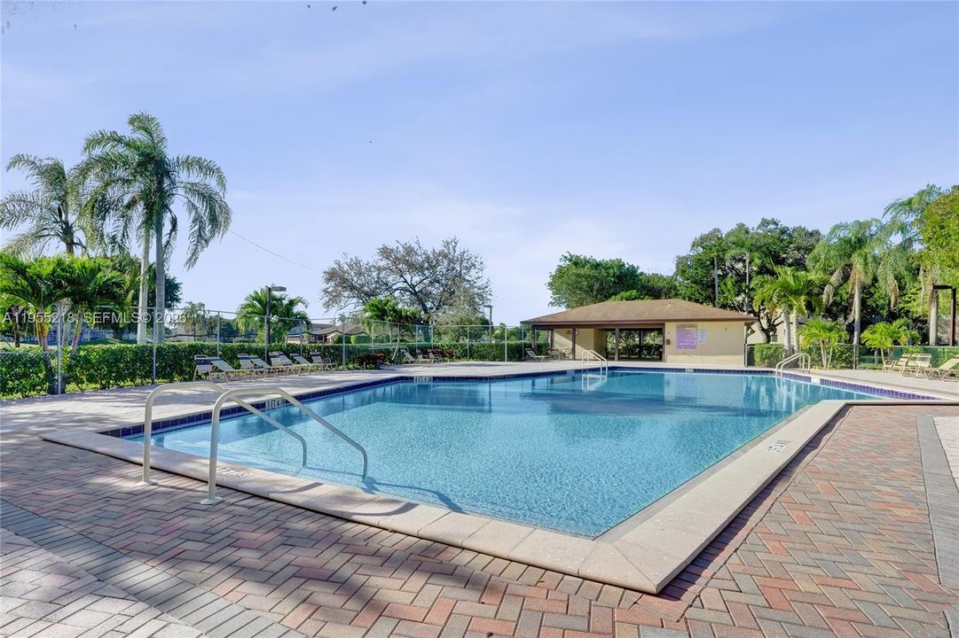 For Sale: $144,900 (1 beds, 1 baths, 1045 Square Feet)