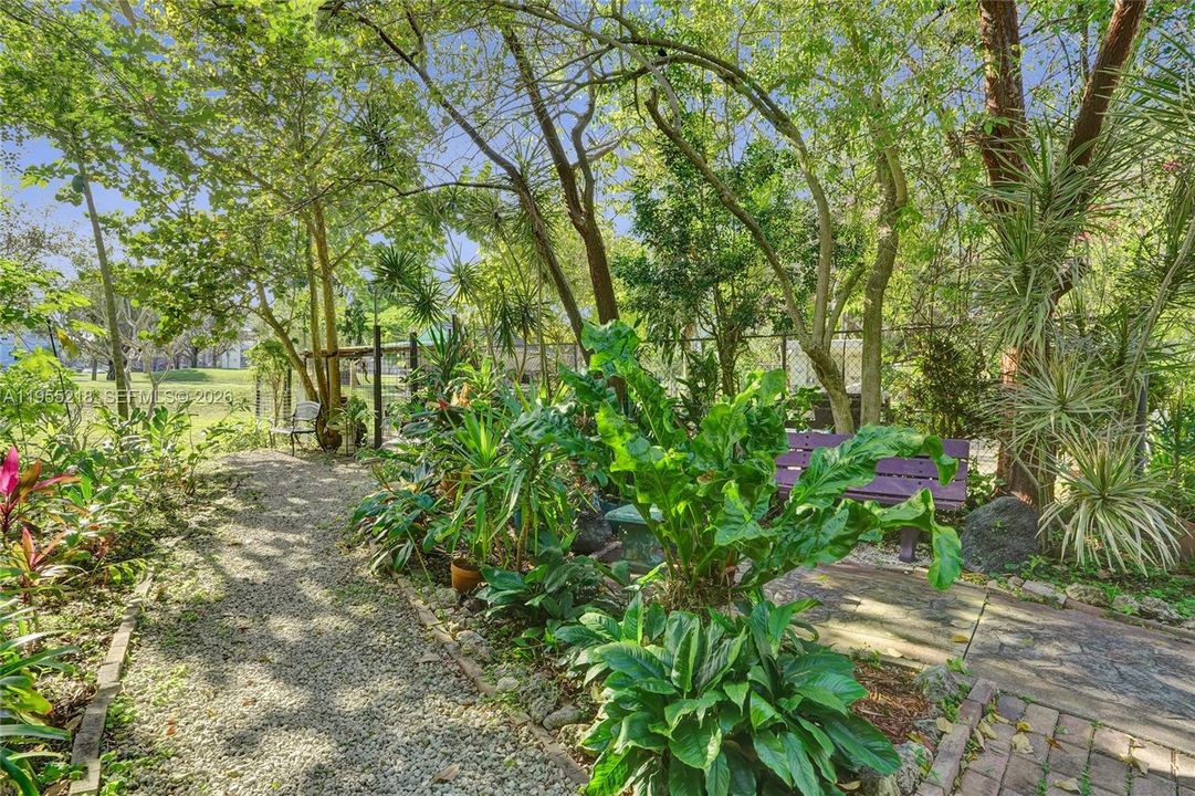 For Sale: $144,900 (1 beds, 1 baths, 1045 Square Feet)