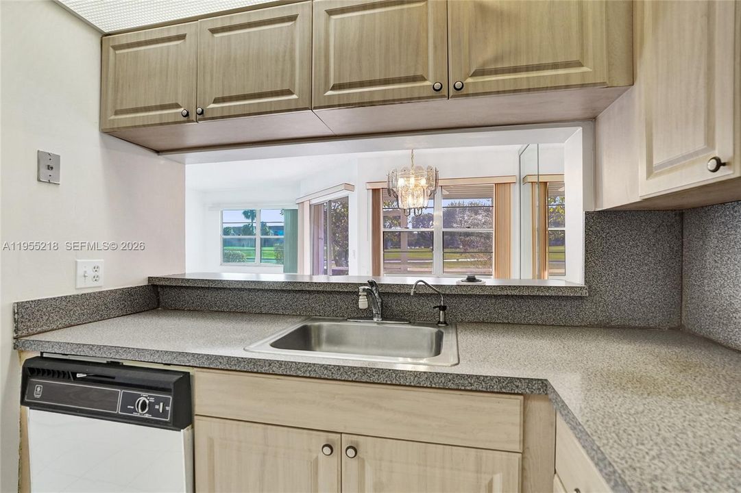 For Sale: $144,900 (1 beds, 1 baths, 1045 Square Feet)