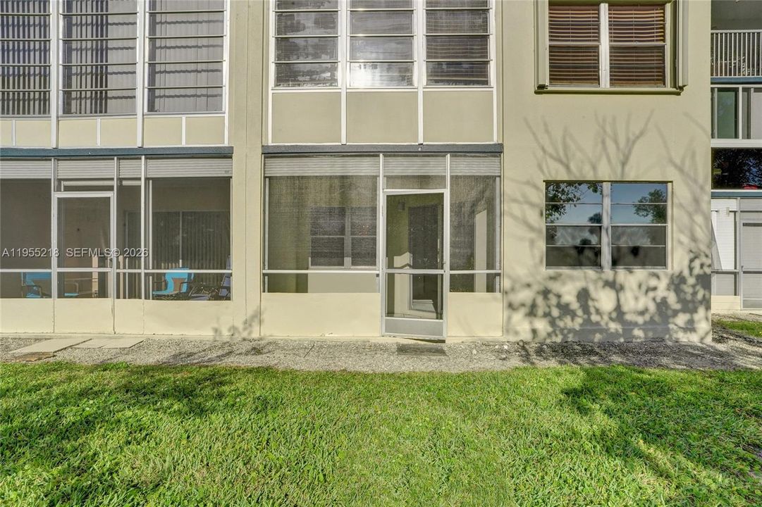 For Sale: $144,900 (1 beds, 1 baths, 1045 Square Feet)