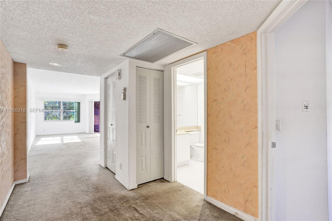 For Sale: $144,900 (1 beds, 1 baths, 1045 Square Feet)