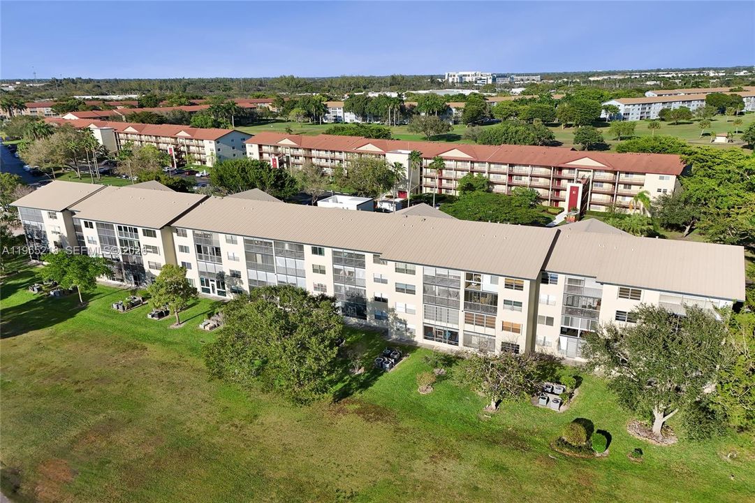 For Sale: $144,900 (1 beds, 1 baths, 1045 Square Feet)