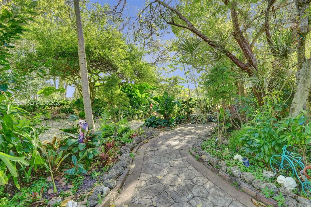For Sale: $144,900 (1 beds, 1 baths, 1045 Square Feet)