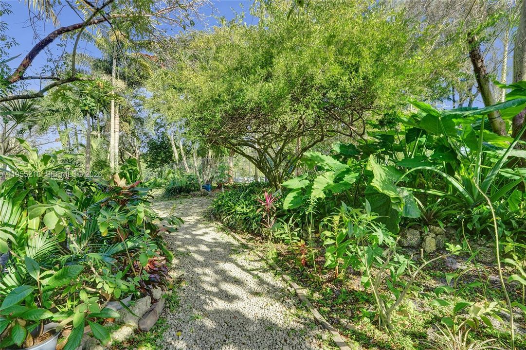 For Sale: $144,900 (1 beds, 1 baths, 1045 Square Feet)