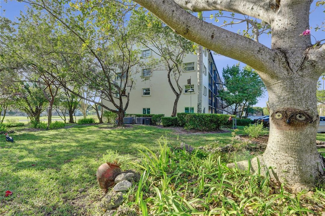 For Sale: $144,900 (1 beds, 1 baths, 1045 Square Feet)