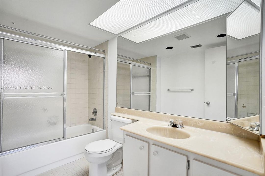 For Sale: $144,900 (1 beds, 1 baths, 1045 Square Feet)