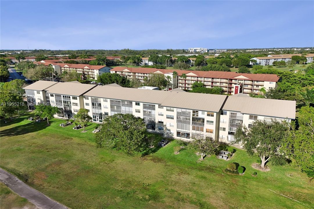 For Sale: $144,900 (1 beds, 1 baths, 1045 Square Feet)