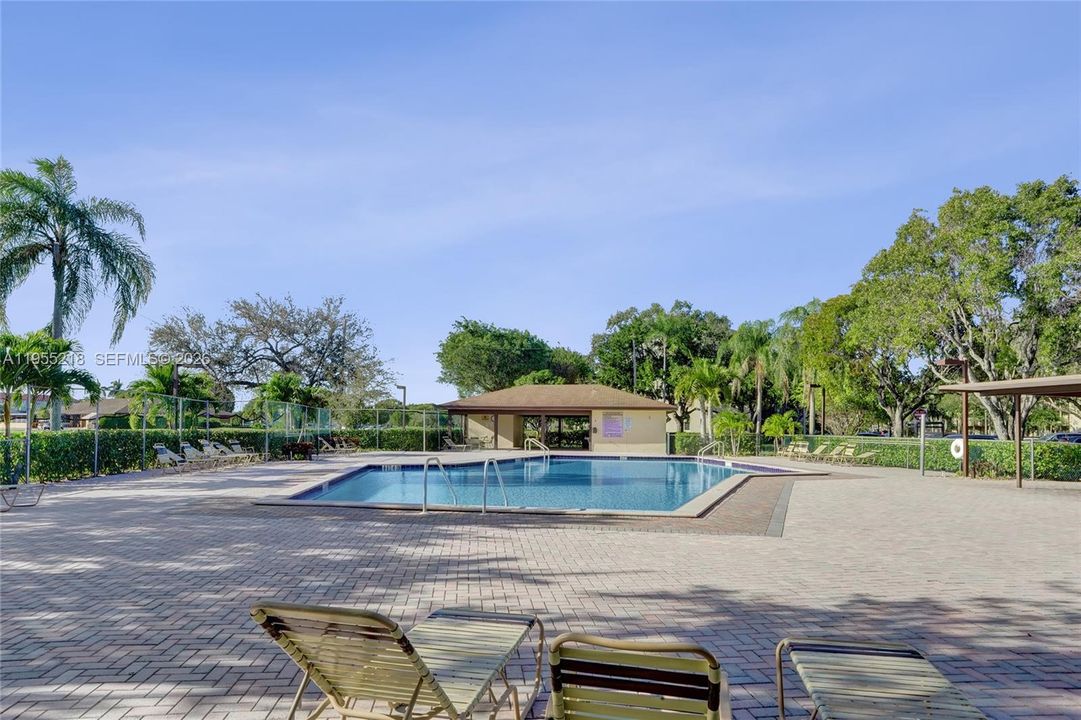 For Sale: $144,900 (1 beds, 1 baths, 1045 Square Feet)