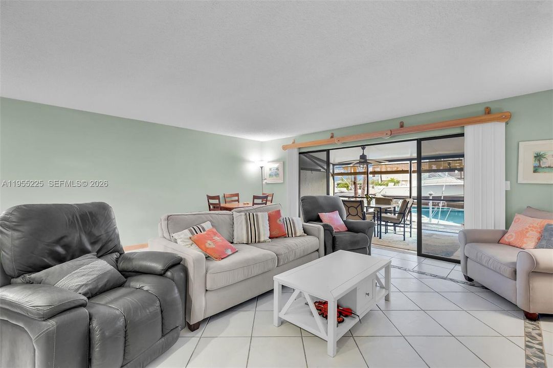 En Venta: $585,000 (3 camas, 2 baños, 1427 Pies cuadrados)
