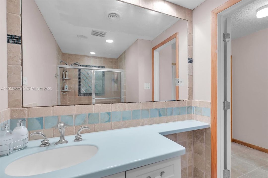 En Venta: $585,000 (3 camas, 2 baños, 1427 Pies cuadrados)