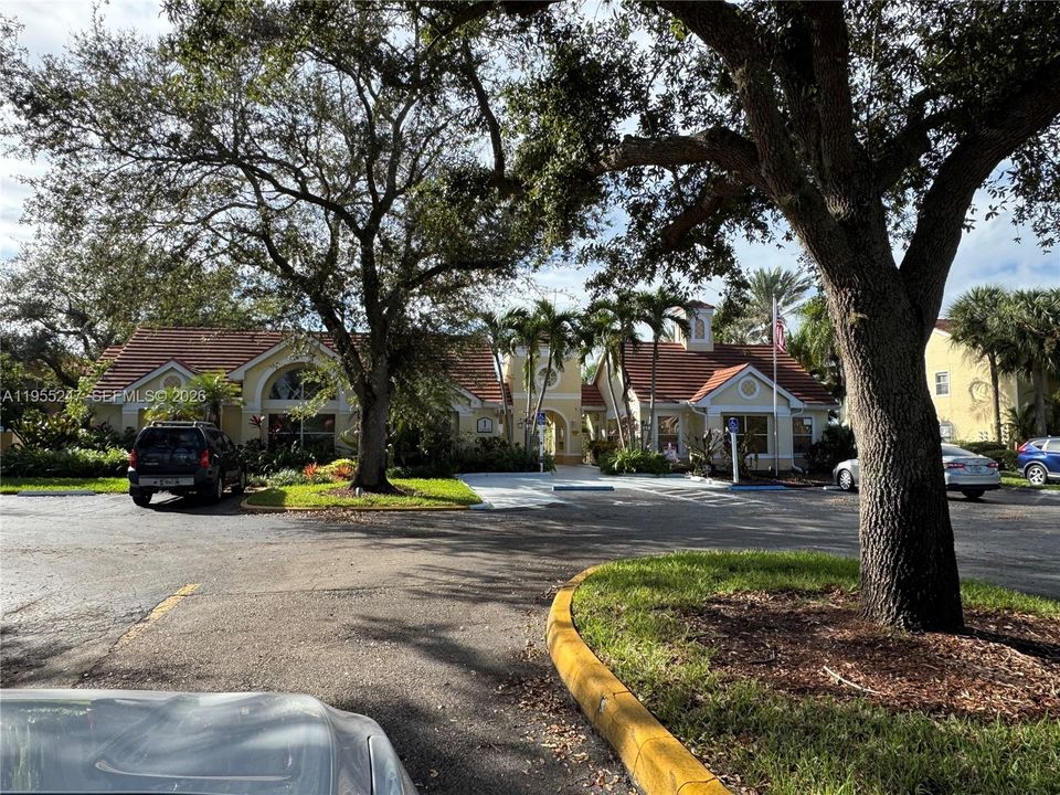 На продажу: $149,900 (2 спален, 2 ванн, 1033 Квадратных фут)