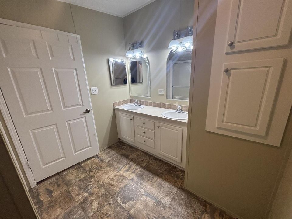63d6cb29-cc2e-483a-96ac-052810a632c9