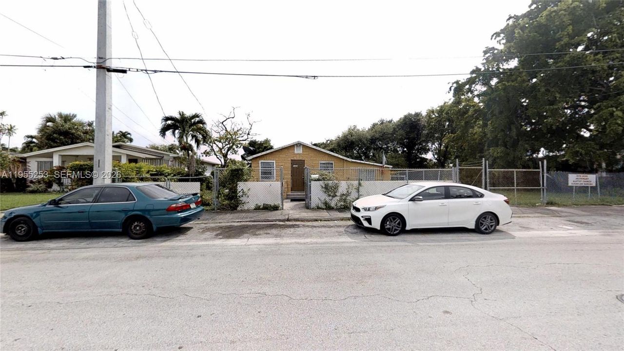 For Sale: $349,000 (2 beds, 1 baths, 782 Square Feet)