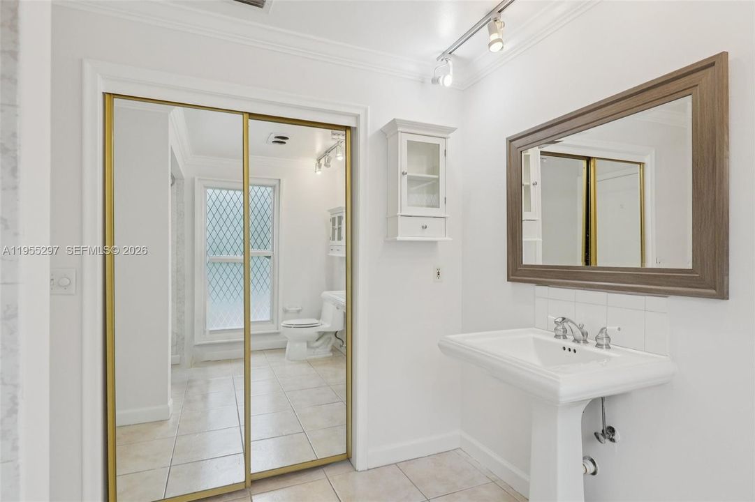 На продажу: $699,900 (2 спален, 2 ванн, 1182 Квадратных фут)