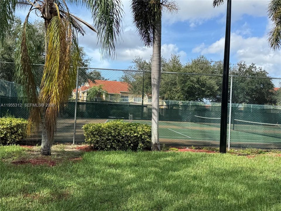 For Sale: $149,900 (2 beds, 2 baths, 1033 Square Feet)