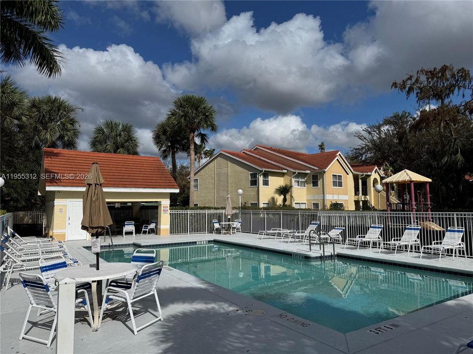 For Sale: $149,900 (2 beds, 2 baths, 1033 Square Feet)