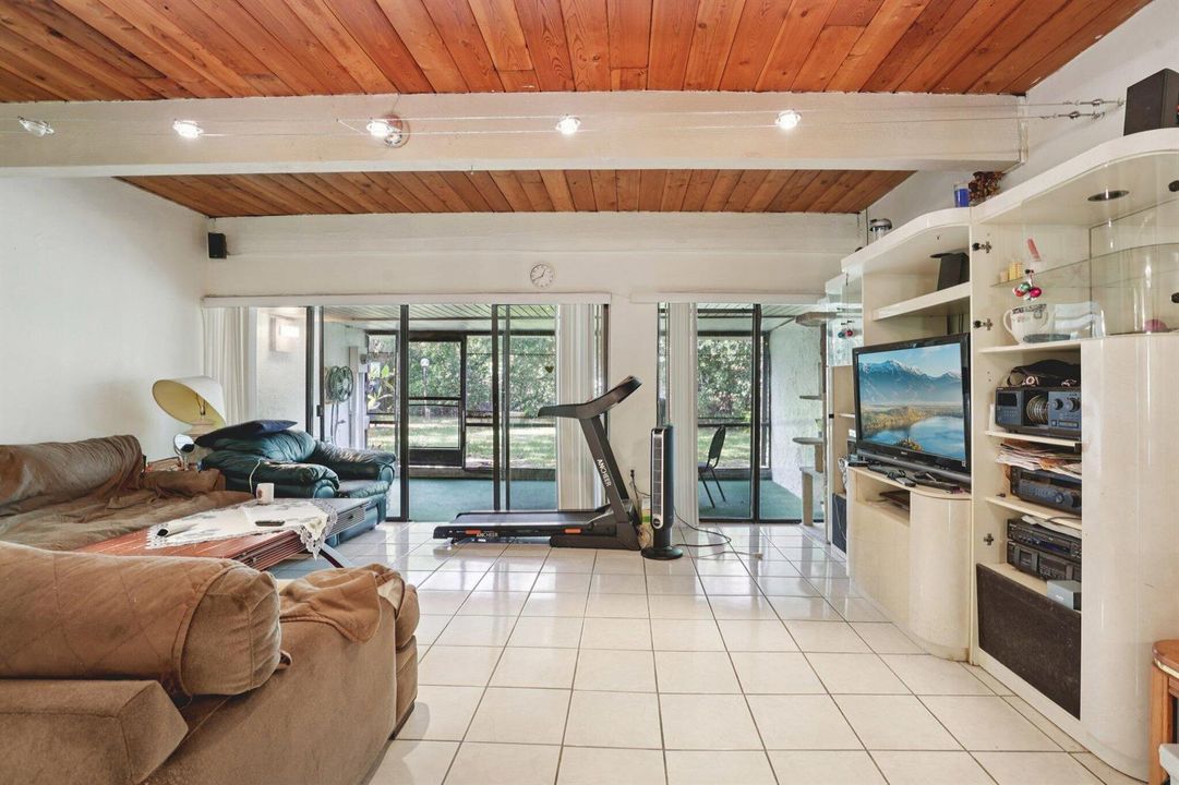 9-web-or-mls-NE 25th Ave apt 221b-S2801-