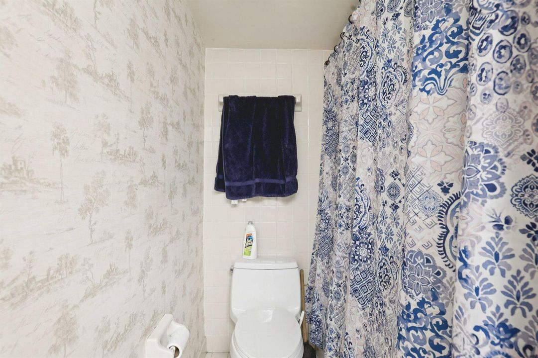 31-web-or-mls-NE 25th Ave apt 221b-S2801