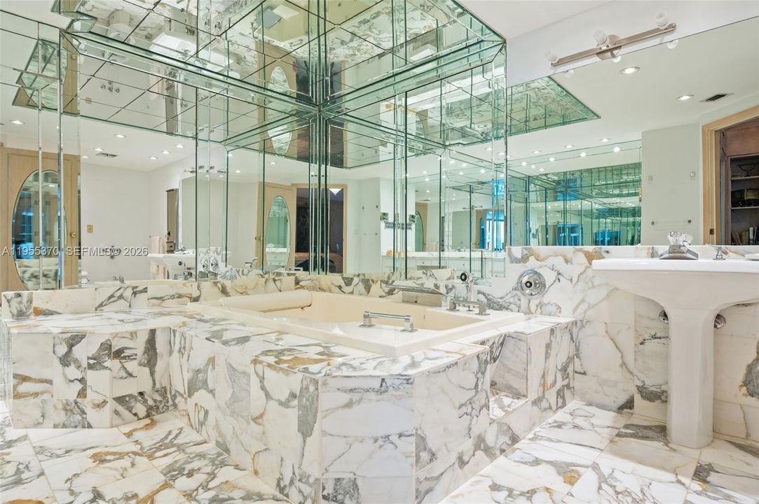 На продажу: $3,199,000 (3 спален, 3 ванн, 3300 Квадратных фут)