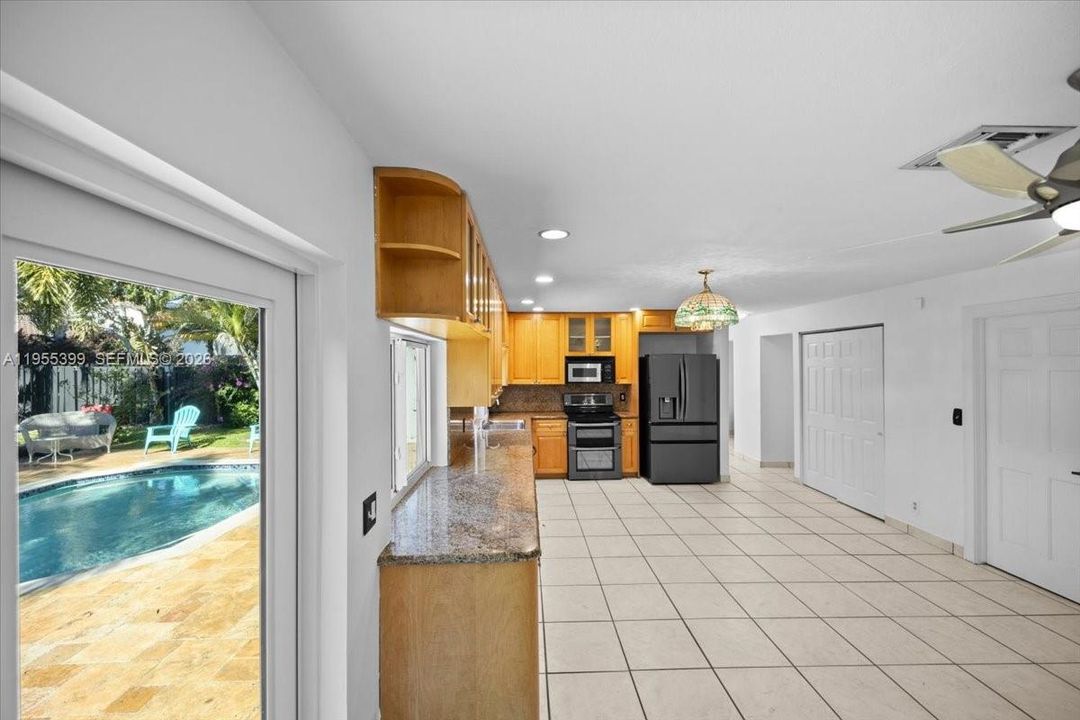 For Sale: $889,000 (5 beds, 3 baths, 2586 Square Feet)