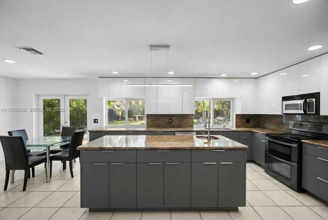 For Sale: $889,000 (5 beds, 3 baths, 2586 Square Feet)