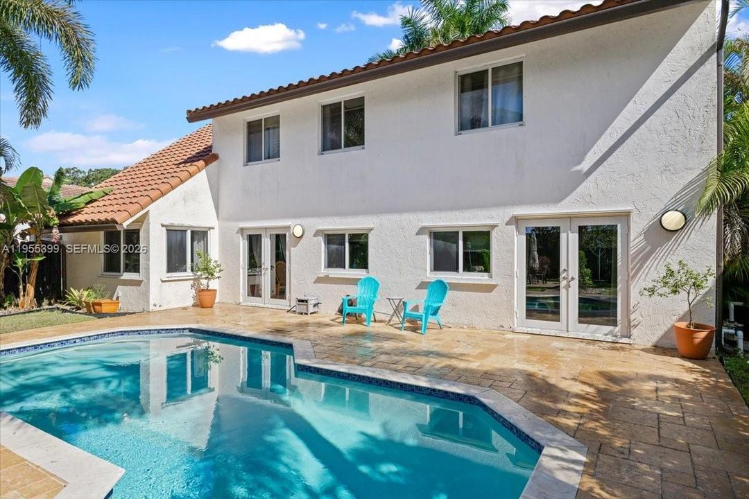 For Sale: $889,000 (5 beds, 3 baths, 2586 Square Feet)