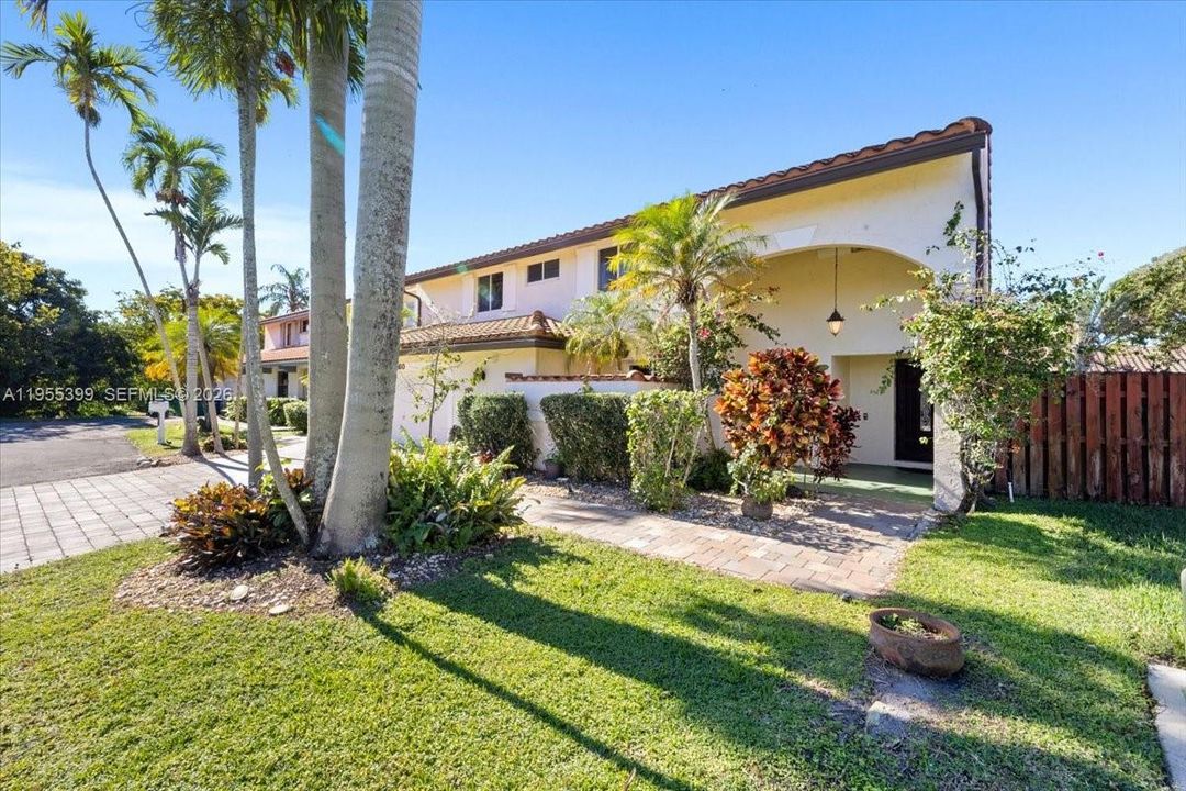 For Sale: $889,000 (5 beds, 3 baths, 2586 Square Feet)