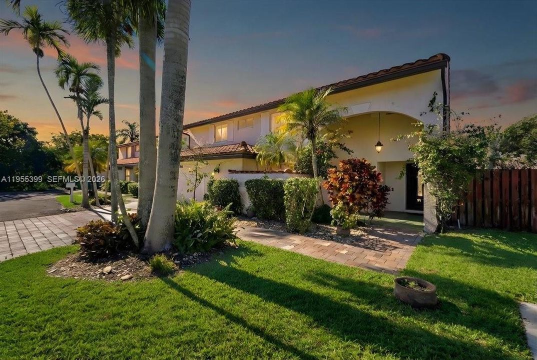 For Sale: $889,000 (5 beds, 3 baths, 2586 Square Feet)