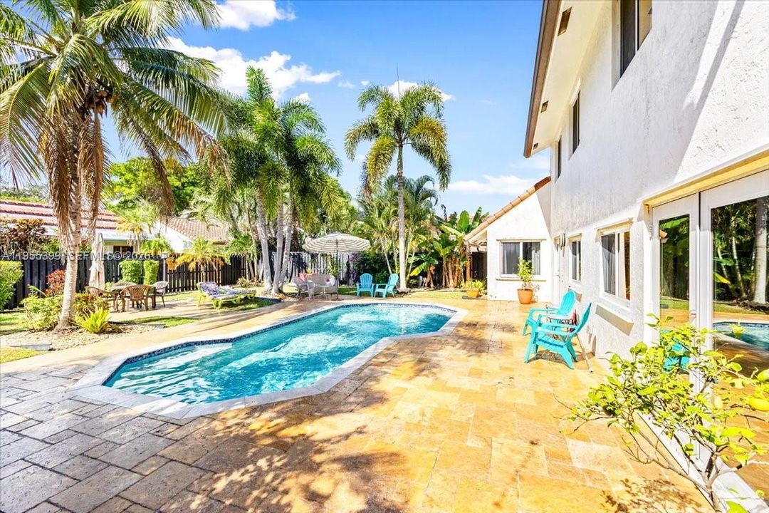 For Sale: $889,000 (5 beds, 3 baths, 2586 Square Feet)