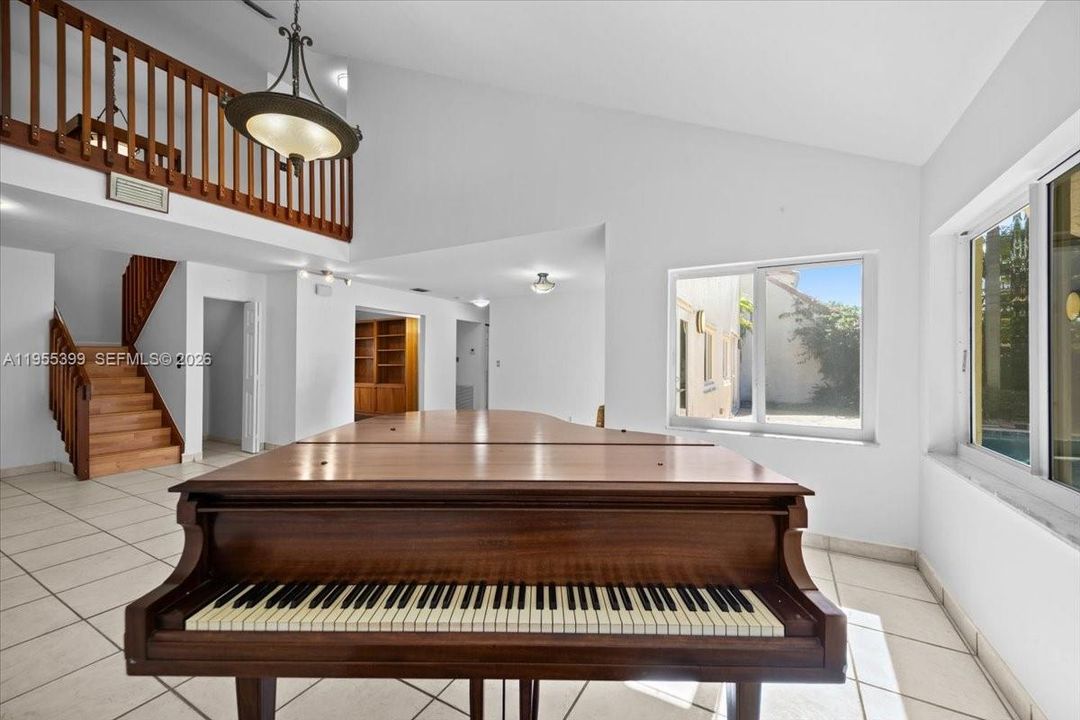 For Sale: $889,000 (5 beds, 3 baths, 2586 Square Feet)