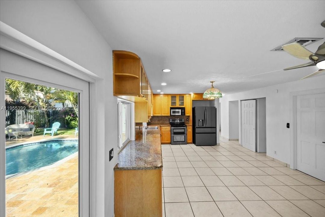 For Sale: $889,000 (5 beds, 3 baths, 2586 Square Feet)