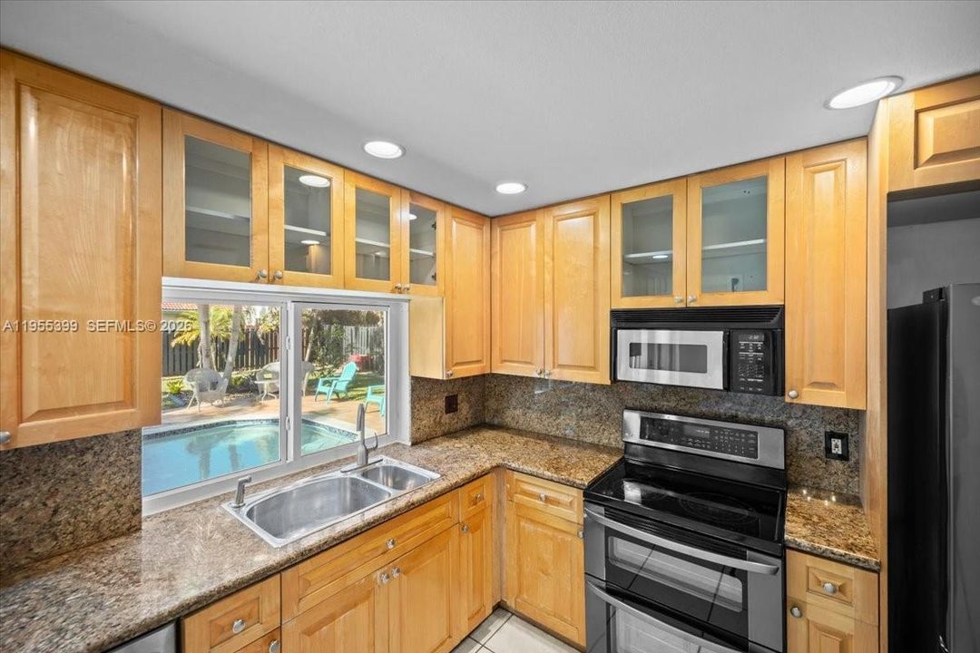 For Sale: $889,000 (5 beds, 3 baths, 2586 Square Feet)