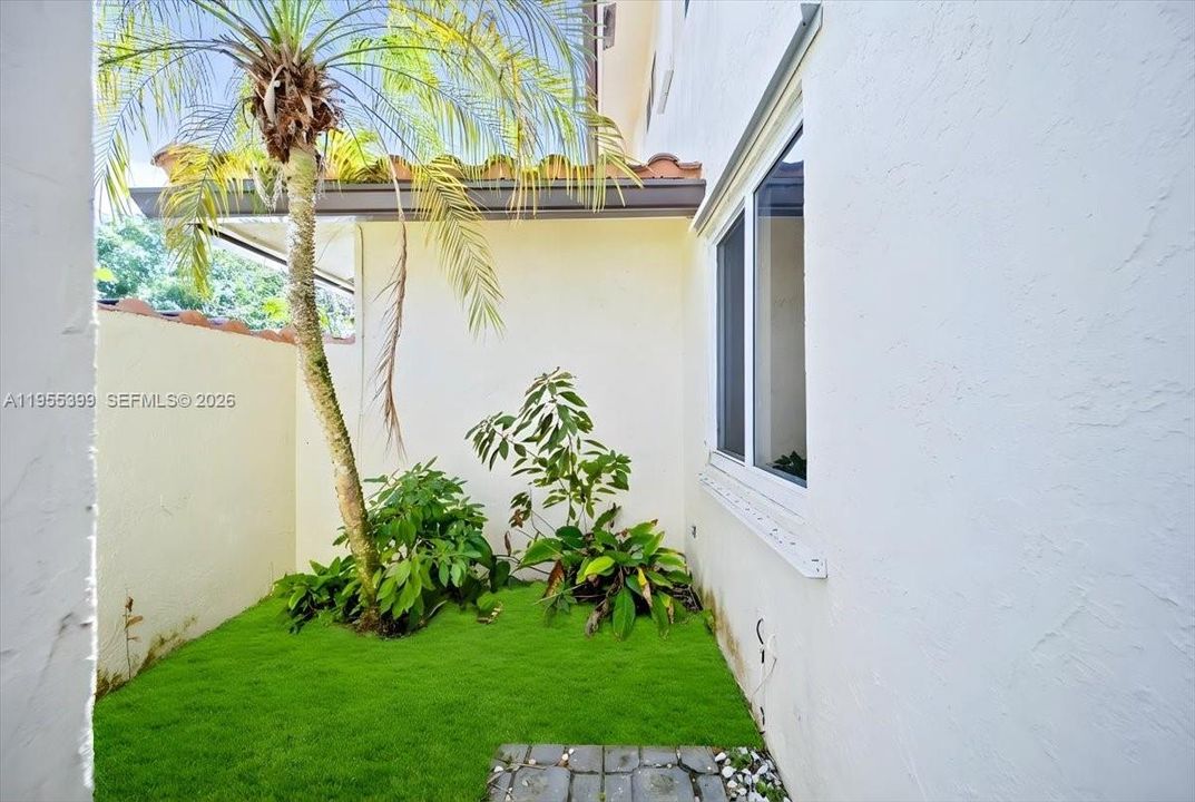 For Sale: $889,000 (5 beds, 3 baths, 2586 Square Feet)