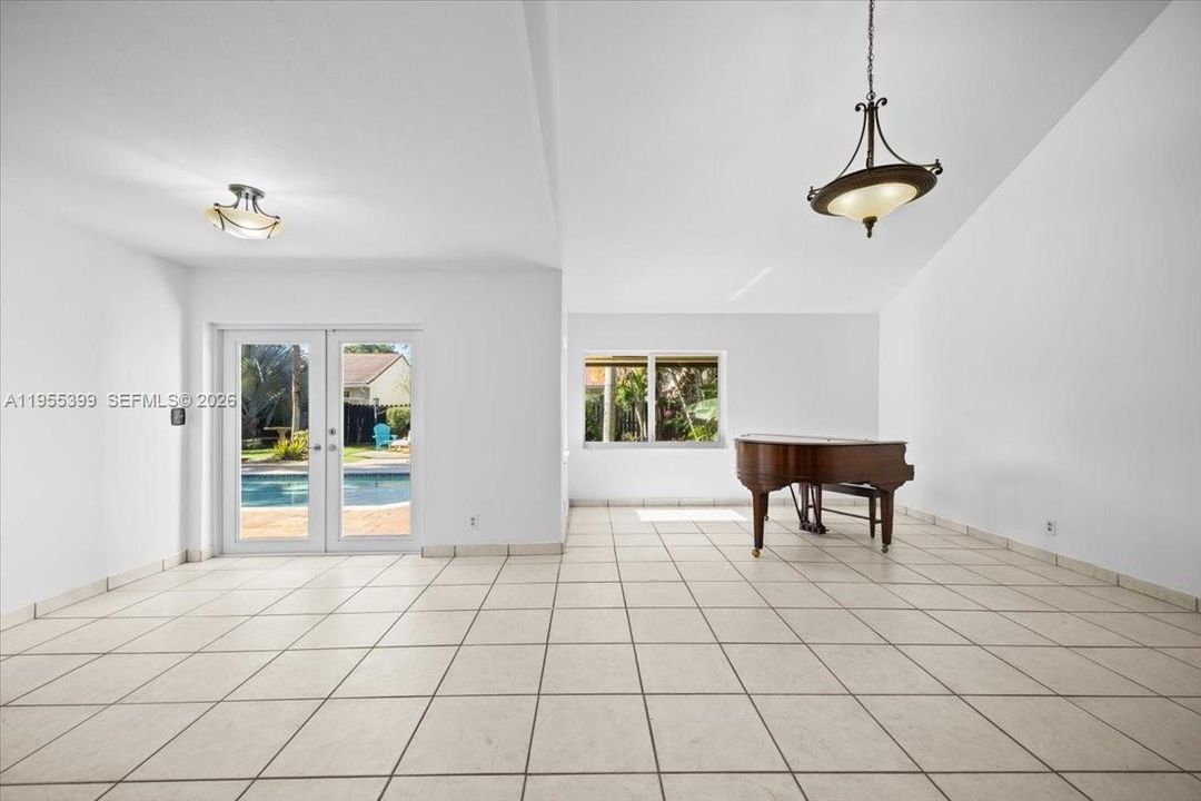 For Sale: $889,000 (5 beds, 3 baths, 2586 Square Feet)
