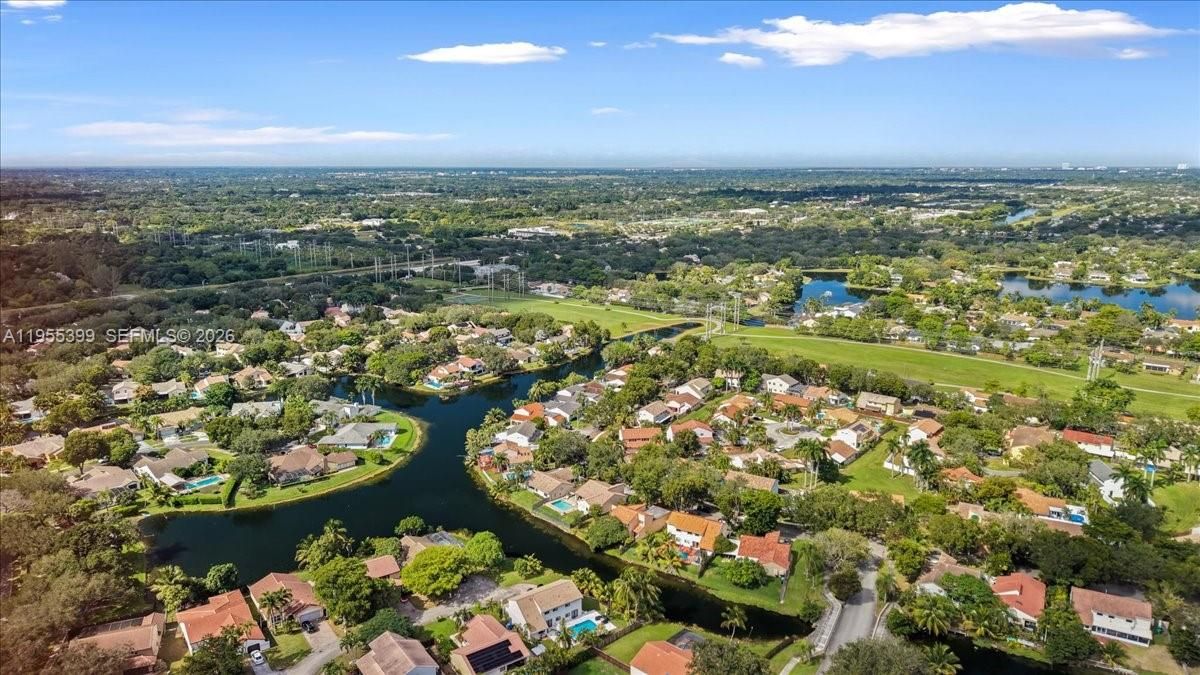 For Sale: $889,000 (5 beds, 3 baths, 2586 Square Feet)