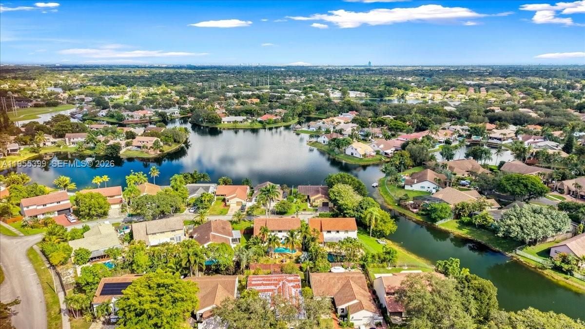 For Sale: $889,000 (5 beds, 3 baths, 2586 Square Feet)